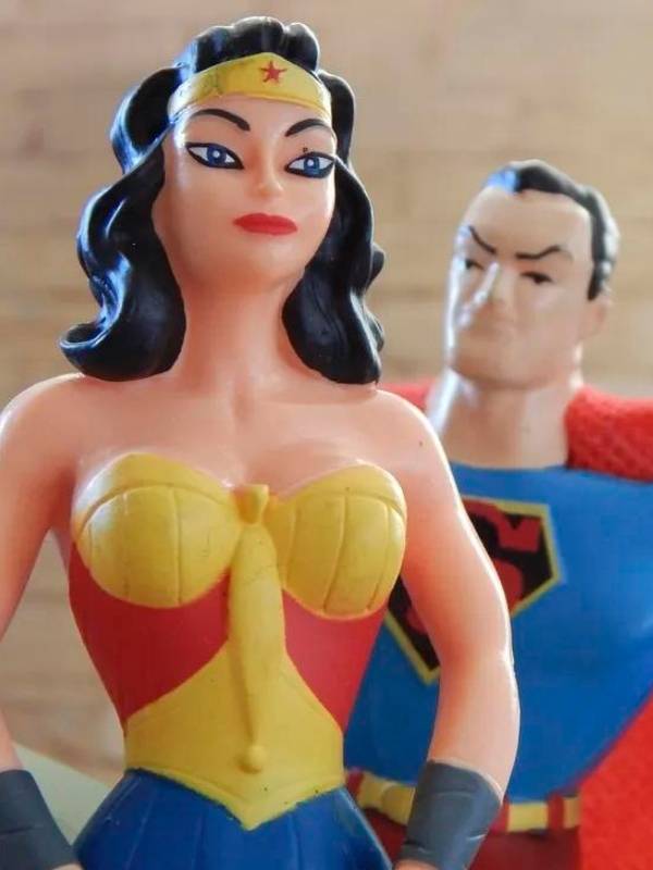Posture de wonder woman et superman par Delphicoach coach holistique à Bulle