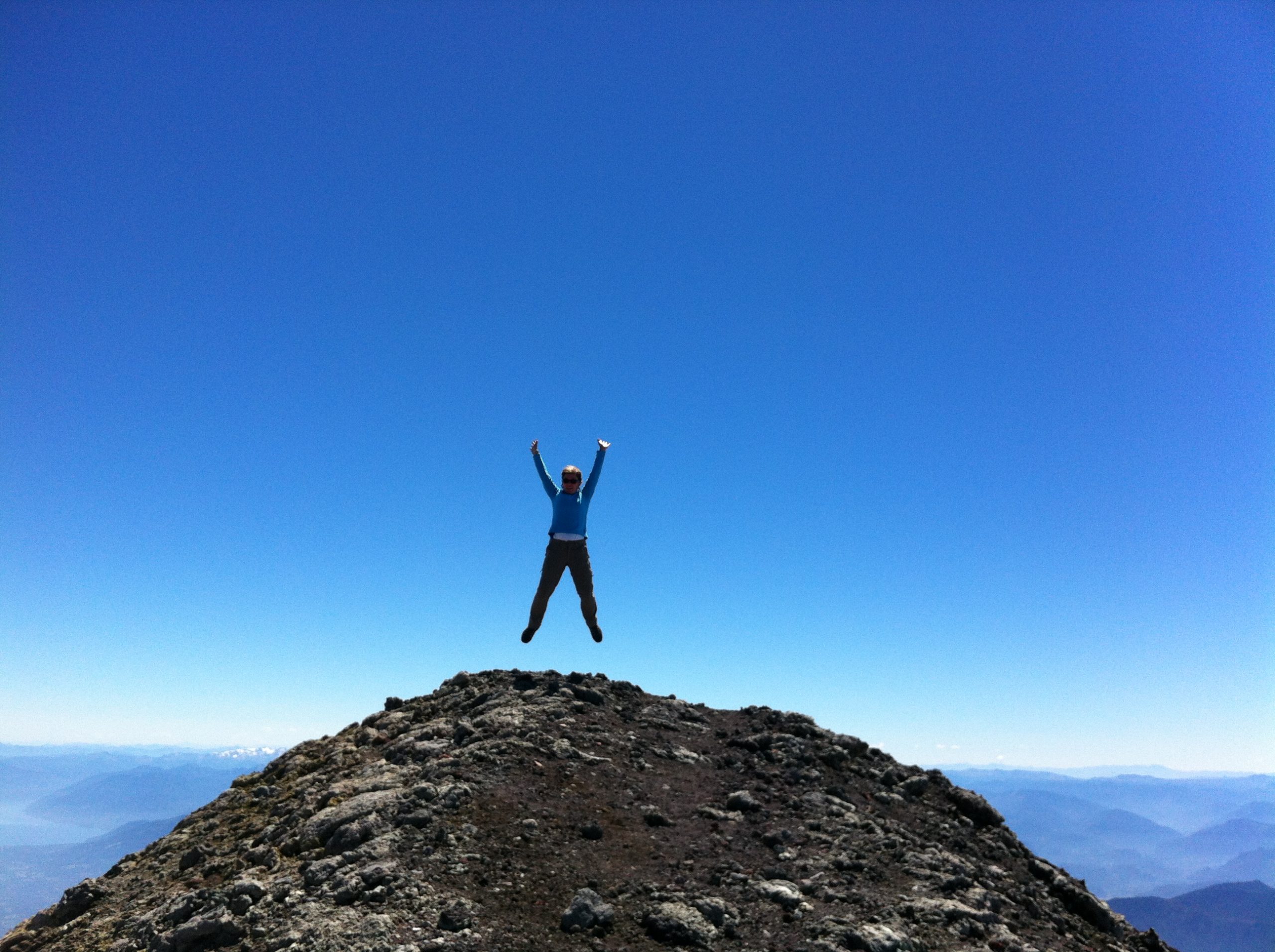 votre part d'enfant qui saute sur une montagne, coaching par Delphine Wolf Delphicoach